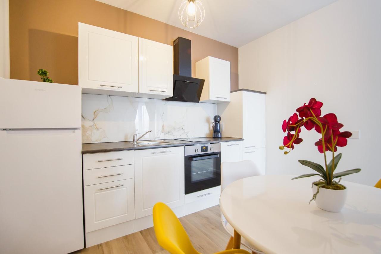 Appartement Trio Orange à Oradea Extérieur photo